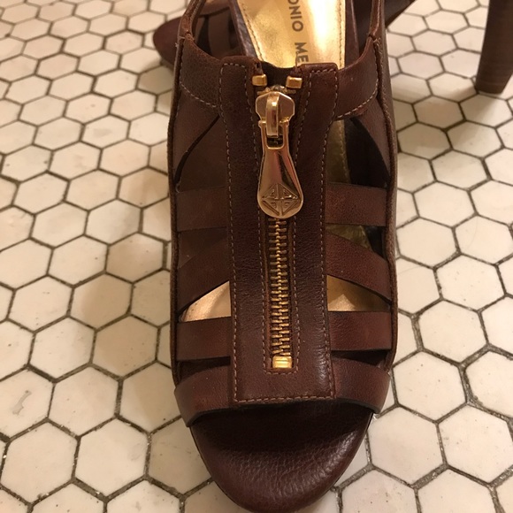 ✨ NEW! NEVER WORN Antonio Melani Sandals ✨ - Picture 2 of 5